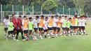 Para pemain Timnas Indonesia U-17 menggotong gawang bersama saat sesi latihan di Lapangan ABC, Kompleks Gelora Bung Karno, Kamis (27/7/2023). (Bola.com/Abdul Aziz)