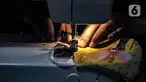 Pekerja membuat masker bercorak batik Betawi di Butik Elemwe, Jakarta, Selasa (22/12/2020). Situasi sulit di tengah pandemi Covid-19 tidak membuat perajin produk fashion Elemwe putus asa, mereka menciptakan masker mengingat saat ini sangat dibutuhkan masyarakat. (merdeka.com/Iqbal S. Nugroho)