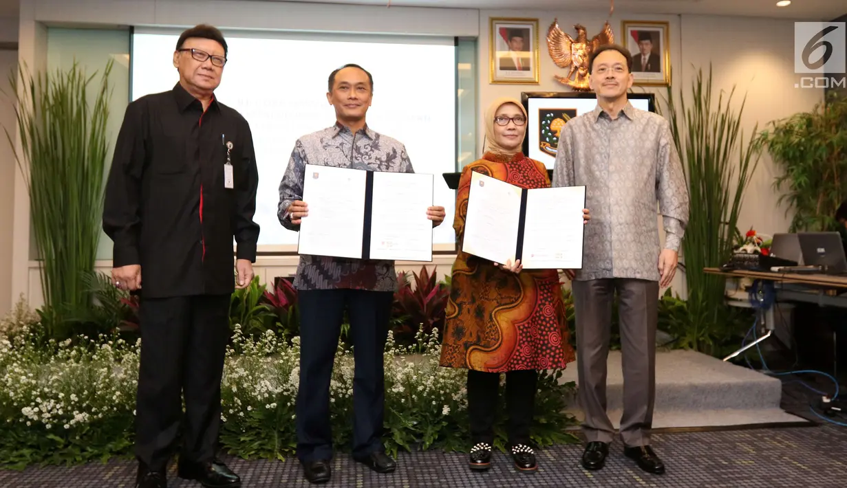 Dirjen Dukcapil, Zudan Arif Fakrulloh (kedua kiri), Direktur PT. Emtek Yuslinda Nasution (kedua kanan), Komisaris Utama PT Emtek Eddy Sariaatmadja dan Mendagri Tjahyo Kumolo foto bersama di SCTV Tower Jakarta, Jumat (13/7). (Liputan6.com/Angga Yuniar)