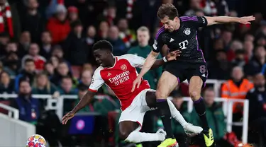 Gelandang Bayern Munich, Leon Goretzka (kanan) berebut bola dengan Bukayo Saka (Arsenal) selama pertandingan sepak bola leg pertama perempat final Liga Champions di Emirates Stadium, London, pada 9 April 2024. (Adrian DENNIS/AFP)