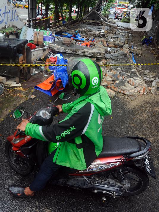 <p>"Laporan ditindaklanjuti oleh Team Rescue Kantor Pemadam Kebakaran Dan Penyelamatan Sektor l Kecamatan Tebet. Status di evakuasi oleh team rescue," ujarnya. (merdeka.com/Arie Basuki)</p>