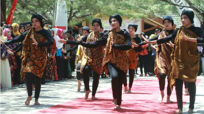 Mahasiswa Unija Sedang Memperingati Hari Batik Nasional Dengan Memperagakan Batik Khas Daerah Sumenep (Liputan6.com/Mohamad Fahrul).