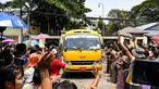 Kerabat berkumpul di sekitar bus yang membawa tahanan yang dibebaskan di luar penjara Insein di Yangon pada 17 April 2023. (AFP/STR)
