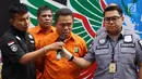 Kabid Humas Polda Metro Jaya Kombes Argo Yuwono (tengah) menunjukkan barang bukti beserta tersangka kasus tindak pidana narkotika jenis sabu di Polda Metro Jaya, Jakarta, Kamis (15/8/2019). Polisi menangkap tokoh pemuda Umar Kei beserta tiga orang lainnya. (Liputan6.com/Immanuel Antonius)