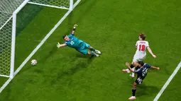 Pemain Inggris Anthony Gordon mencetak gol pertama melawan kiper Argentina Emiliano Martinez  selama pertandingan semifinal Piala Dunia di Atlanta, Rabu, 15 Juli 2026. (AP Photo/Lynne Sladky)