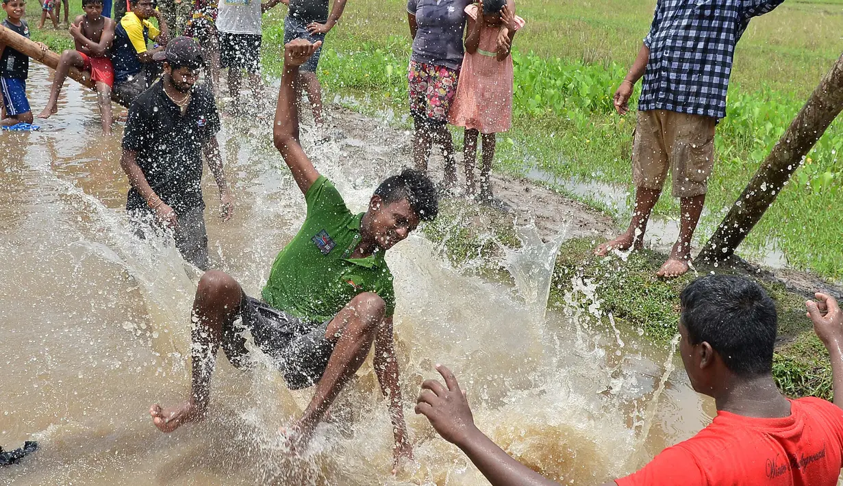 Seorang pria terjatuh saat mengikuti perlombaan selama perayaan Tahun Baru Sinhala dan Tamil di Bandaragama, Kolombo (21/4). Sejumlah perlombaan diadakan saat tahun baru umat Hindu, Sinhala dan Tamil yang jatuh 14 April. (AFP Photo/Lakruwan Wannirachchi)