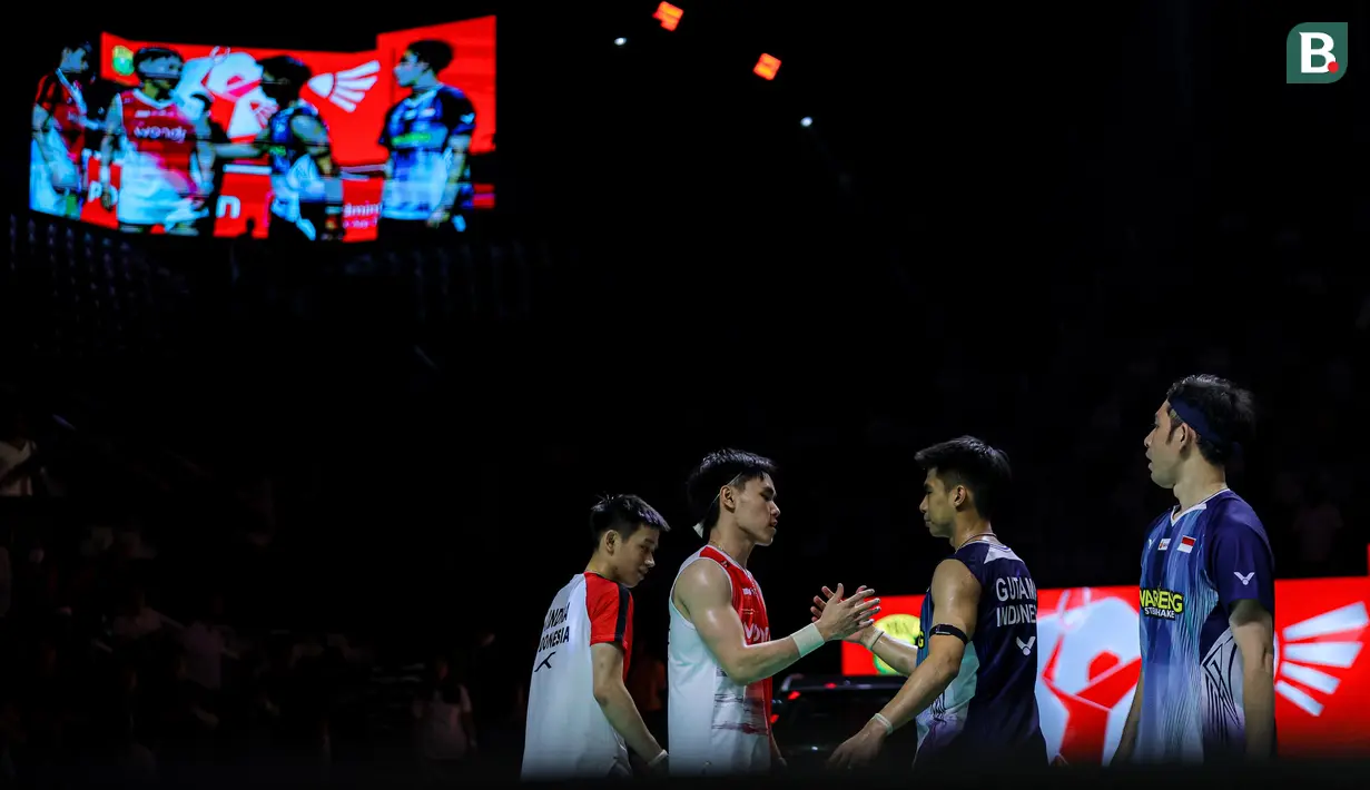 Pebulu tangkis ganda putra Indonesia, Raymond Indra/Nikolaus Joaquin bersalaman dengan rekan senegaranya, Sabar Karyaman Gutama/Moh Reza Pahlevi dalam laga semifinal Indonesia Open 2026 di Istora Senayan, Jakarta, Sabtu (06/06/2026). (Bola.com/Bagaskara Lazuardi)