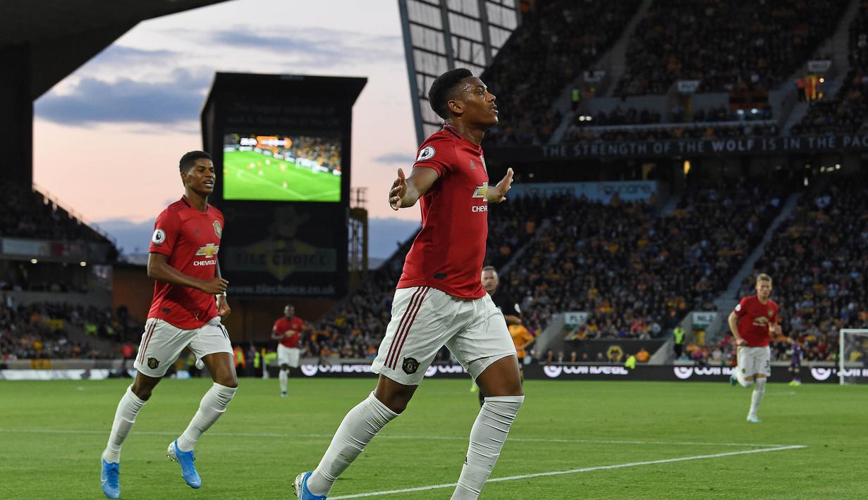 Striker Manchester United, Anthony Martial, merayakan gol yang dicetaknya ke gawang Wolverhampton pada laga Premier League di Stadion Molineux, Wolverhampton, Senin (19/8). Kedua klub bermain imbang 1-1. (AFP/Paul Ellis)