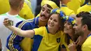 Fans Swedia melakukan selfie sebelum menyaksikan laga timnya melawan Irlandia pada Grud E Euro 2016 di Stadion Stade de France, Saint-Denis, (13/6/2016). (AFP/Paul Ellis)