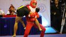 Atlet Wushu Iran, Sedigheh Dariaeivahrkadeh (kanan) saat tampil di nomor Sanda pada Kejuaraan Dunia Wushu 2015 di Istora, Senayan, Jakarta, Rabu (18/11/2015). (Bola.com/Nicklas Hanoatubun)