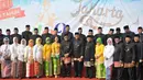 Gubernur DKI Basuki 'Ahok' Tjahaja Purnama dan Wagub Djarot Saiful Hidayat berforo bersama usai upacara peringatan HUT Jakarta ke-489 di Lapangan Monas, Rabu (22/6). Upacara dihadiri seluruh pejabat lingkungan Pemprov DKI (Liputan6.com/Gempur M Surya)
