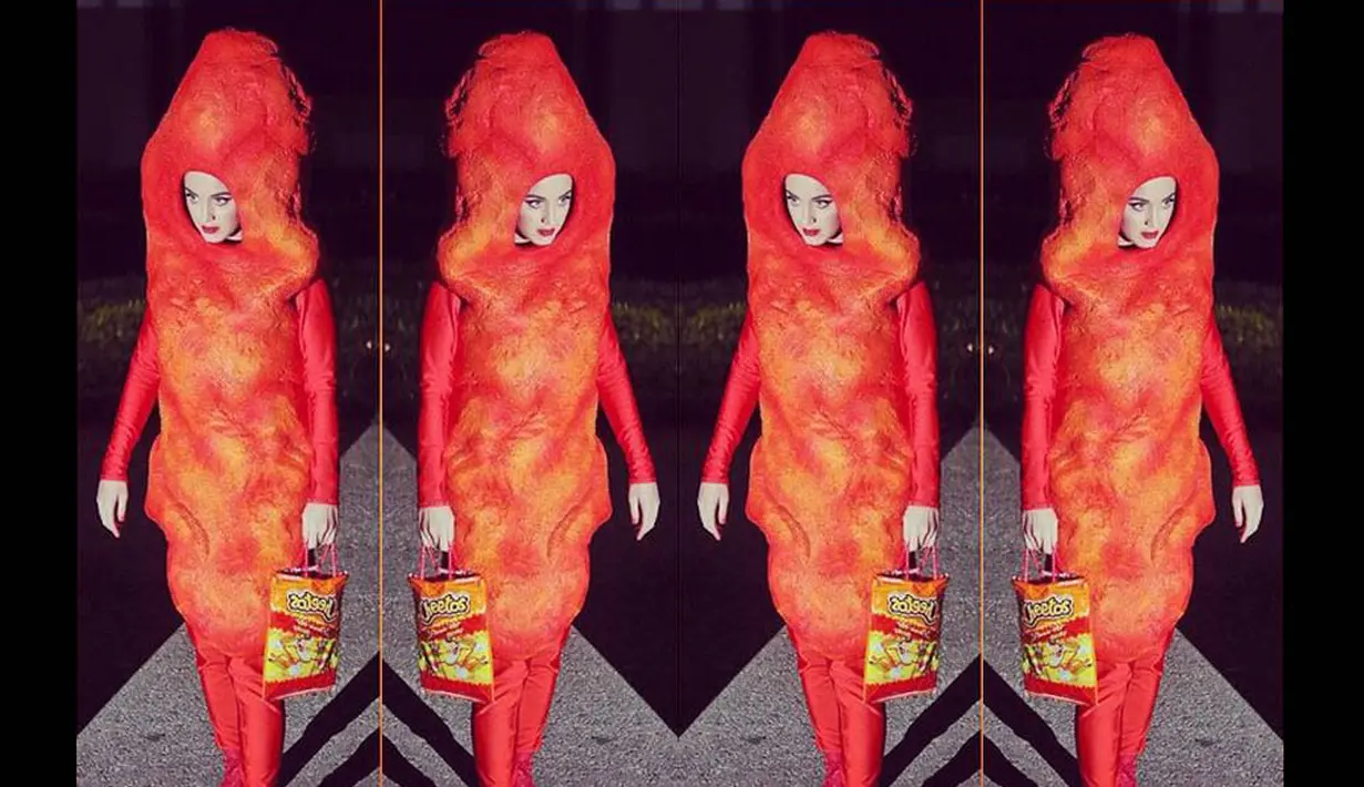 Katy Perry menyamar sebagai sebuah snack jagung, Cheetoz dan membungkus badannya dengan kostum oranye saat perayaan Halloween di Manhattan, New York, Jumat (31/10/2014). (instagram.com/katyperry)