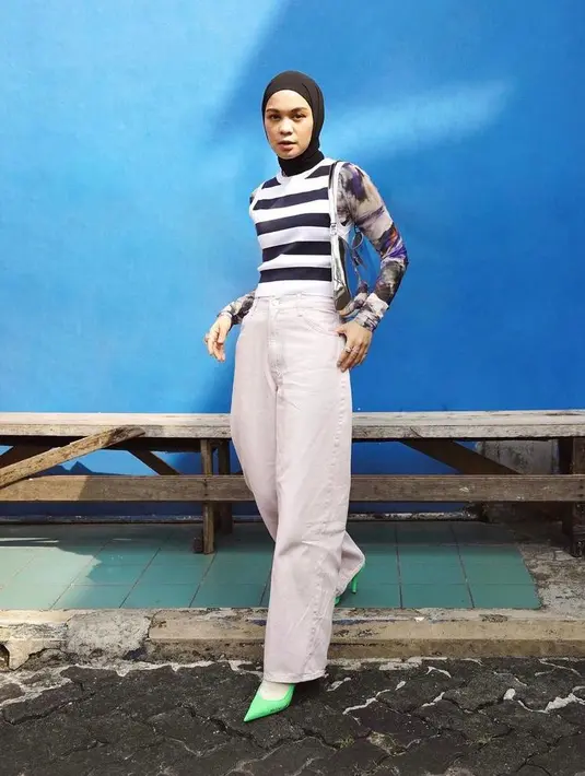 .	Untuk tampilan kekinian, kamu bisa pilih celana jeans putih model kulot seperti look Tantri Namirah ini. Padukan dengan longsleeve yang dilayer sleeveless top biar gaya makin kece! (Instagram/tantrinamirah).