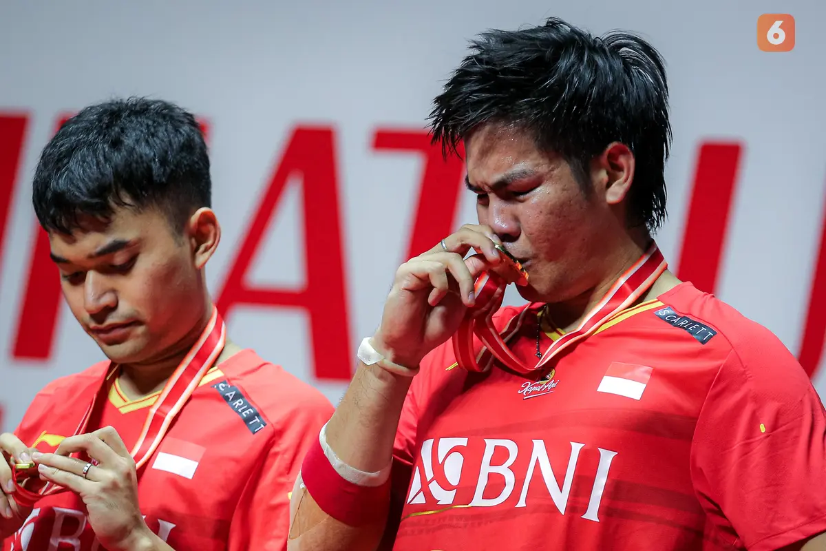 Foto: Momen Haru Daniel Martin setelah Juarai Indonesia Masters 2024 Bareng Leo Carnando, Persembahkan Kemenangan untuk Mendiang Ayah