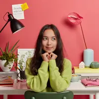Kemampuan berpikir menjadi kunci utama kehidupan, terdapat aktivitas yang dapat dilakukan untuk meningkatkan kemampuan tersebut. (Foto: Freepik/Wayhomestudio)