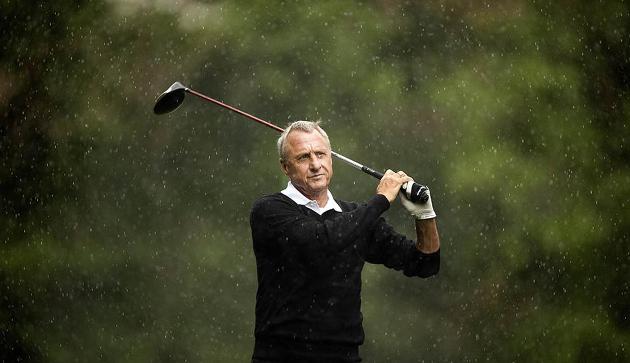 Johan Cruyff, bermain golf saat Pro-AM KLM Open di Hilversum, Belanda, Rabu (7/9/2011). Masa tua dari mantan pelatih Barcelona itu dihabiskan untuk berkumpul dengan keluarga dan berolahraga. (AFP/Robert Vos)