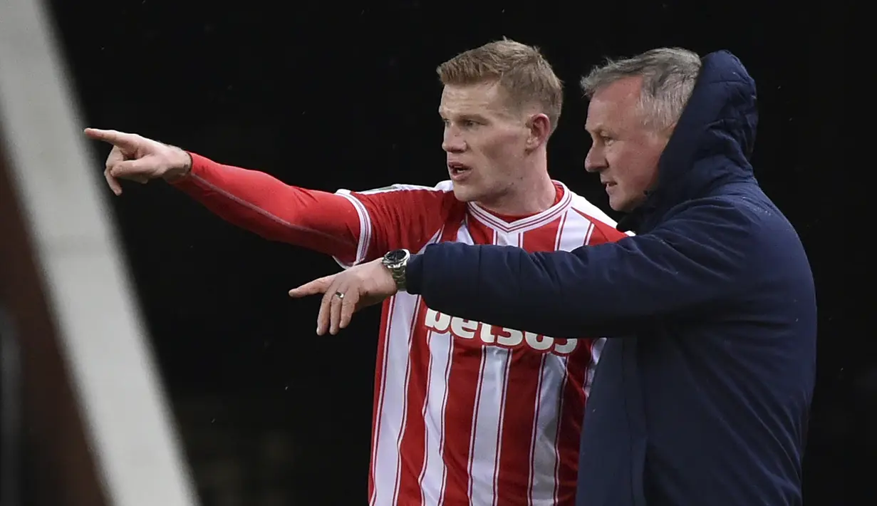 Manajer Stoke City, Michael O'Neill (kanan), memberi instruksi kepada pemainnya, gelandang James McClean dalam laga perempatfinal Piala Liga Inggris Carabao Cup melawan Tottenham Hotspur di Bet365 Stadium, Rabu (23/12/2020). Stoke kalah 1-3 dari Tottenham. (AP/Rui Vieira)