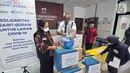 Petugas merapikan APD (Alat Pelindung Diri) dari Saint Gobain Group di kantor Sudin Kesehatan Jakarta Selatan Kamis (2/4/2020). Bantuan untuk tenaga medis di 8 RSUD di Jakarta Selatan berupa 950 buah surgical gloves dan 300 buah hooded coverall. (Liputan6.com/HO/Iwan)