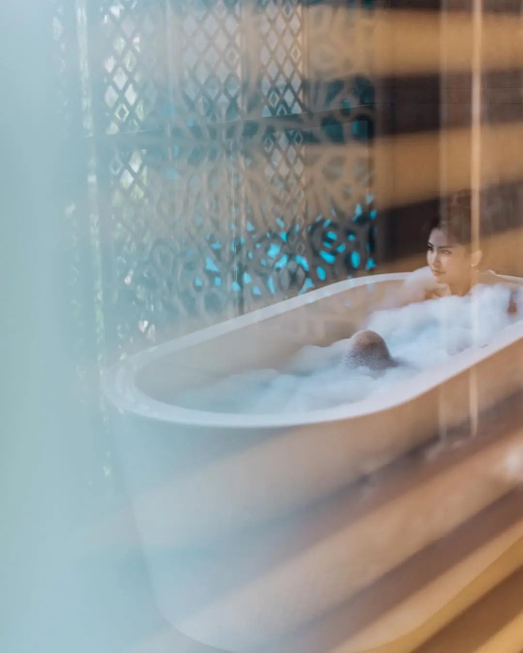 Lihat foto istri mandi, Dion Wiyoko rindu bulan madu [foto: instagram/dionwiyoko]
