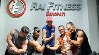 Bo Bendsneyder (tengah) berlatih fisik bersama atlet binaraga Indonesia, salah satunya Ade Rai (paling kanan). (Istimewa)