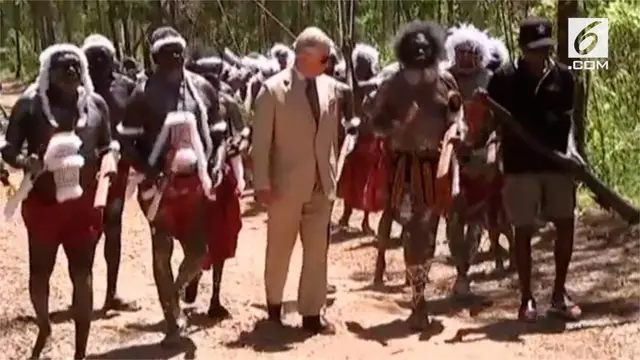 Dalam rangkaian kunjungan kenegaraannya di Australia, Pangeran Charles turut mengunjungi Suku Aborigin di Nhulunbuy.