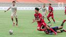 Gelandang Indonesia All Stars U-20, Brylian Aldama saat dilanggar kiper Bali United U-18, I Komang Aryantara pada pertandingan IYC 2021 di Jakarta International Stadium, Jakarta, Selasa (19/4/2022). Indonesia All Stars U-20 menang atas  Bali United U-18 2-1. (Liputan6.com/Faizal Fanani)