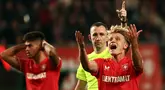 Reaksi pemain FC Twente Sem Steijn terhadap keputusan wasit pada laga Liga Europa 2024/2025 melawan Fenerbahce di stadion FC Twente, Enschede, Belanda, Jumat (04/10/2024) dini hari WIB. (AFP/Vincent Jannink)
