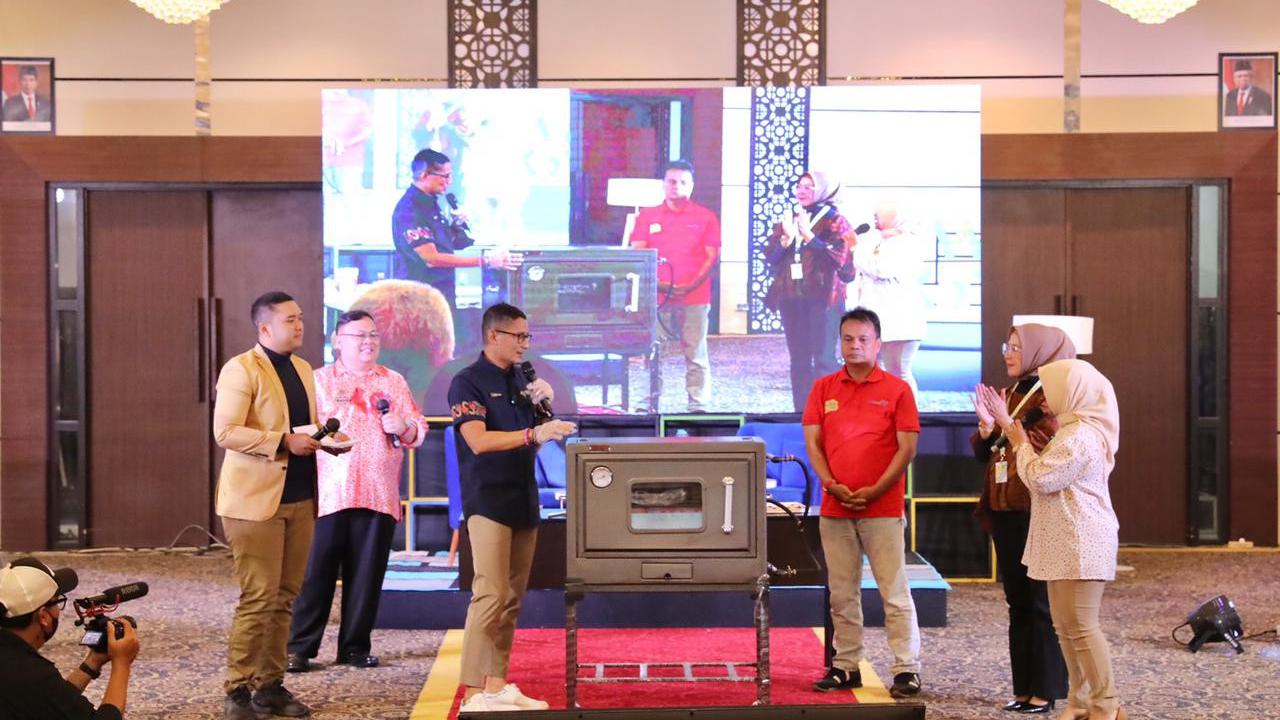 Menteri Pariwisata dan Ekonomi Kreatif (Menparekraf) Sandiaga Uno memberikan kejutan kepada seorang emak-emak pembuat produk tauco cookies, Yeti (45) di Cianjur, Jawa Barat.