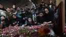 Istri Gary Iskak, Richa Novisha (kedua kanan), bersama anak-anaknya dan kerabat berada di dekat pusara sang suami di Taman Pemakaman Umum (TPU) Tanah Kusir, Jakarta Selatan, Sabtu (29/11/2025). Isak tangis dan suasana haru mengiringi prosesi pemakaman mendiang Gary Iskak di Taman Pemakaman Umum (TPU) Tanah Kusir, Jakarta Selatan, Sabtu (29/11/2025). (Kapanlagi.com/Budy Santoso)