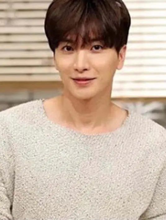 “Aku harus kembali ke Korea. Ponsel dan segala dokumen paspor ditahan. Saya menggunakan akun media sosial staf acara Korea. Setelah ini, mungkin tak muda mengambil adegan film dengan cepat,” tulisnya seperti yang dilansir Soompi. (Instagram/xxteukxx)