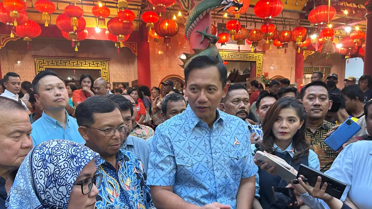 Ketua Umum Partai Demokrat Agus Harimurti Yudhoyono (AHY), yang juga menjabat sebagai Menteri Koordinator Bidang Infrastruktur dan Pembangunan Kewilayahan, sambangi salah satu klenteng tertua di Banten, Hok Tek Bio di Kecamatan Teluknaga, Kabupaten Tanger