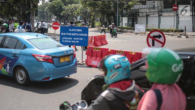 Kendaraan melintas saat diberlakukannya uji coba sistem satu arah (SSA) di Jalan KH Wahid Hasyim, Jakarta, Selasa (9/10). Sejumlah rambu penanda dan informasi pengaturan sistem satu arah dipasang di persimpangan tersebut. (Liputan6.com/Faizal Fanani)
