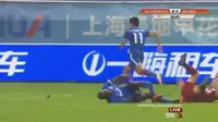 Kaki Demba Ba bengkok usai ditackling lawan di Liga Super Tiongkok 