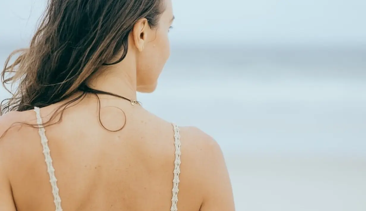 Niacinamide adalah bentuk vitamin B3, yang membantu mencegah permeabilitas dan mengunci kelembapan, sekaligus mengurangi iritasi dan melindungi kulit dari kerutan, hiperpigmentasi, dan garis-garis halus. Selain itu, Niacinamide juga bisa mengurangi sitokin inflamasi. Foto: unsplash.com.