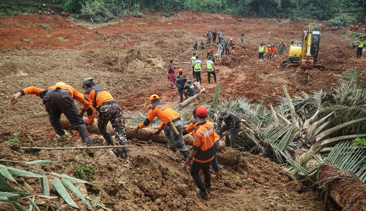 Tim penyelamat mencari korban selamat setelah longsor menimbun beberapa rumah di Desa Cibeunying, Kabupaten Cilacap, Jawa Tengah, pada Jumat 14 November 2025. Bencana tanah longsor melanda Kecamatan Majenang, Kabupaten Cilacap, Jawa Tengah, pada Kamis (13/11/2025) malam. (Bakhtiar RAHMAN/AFP)