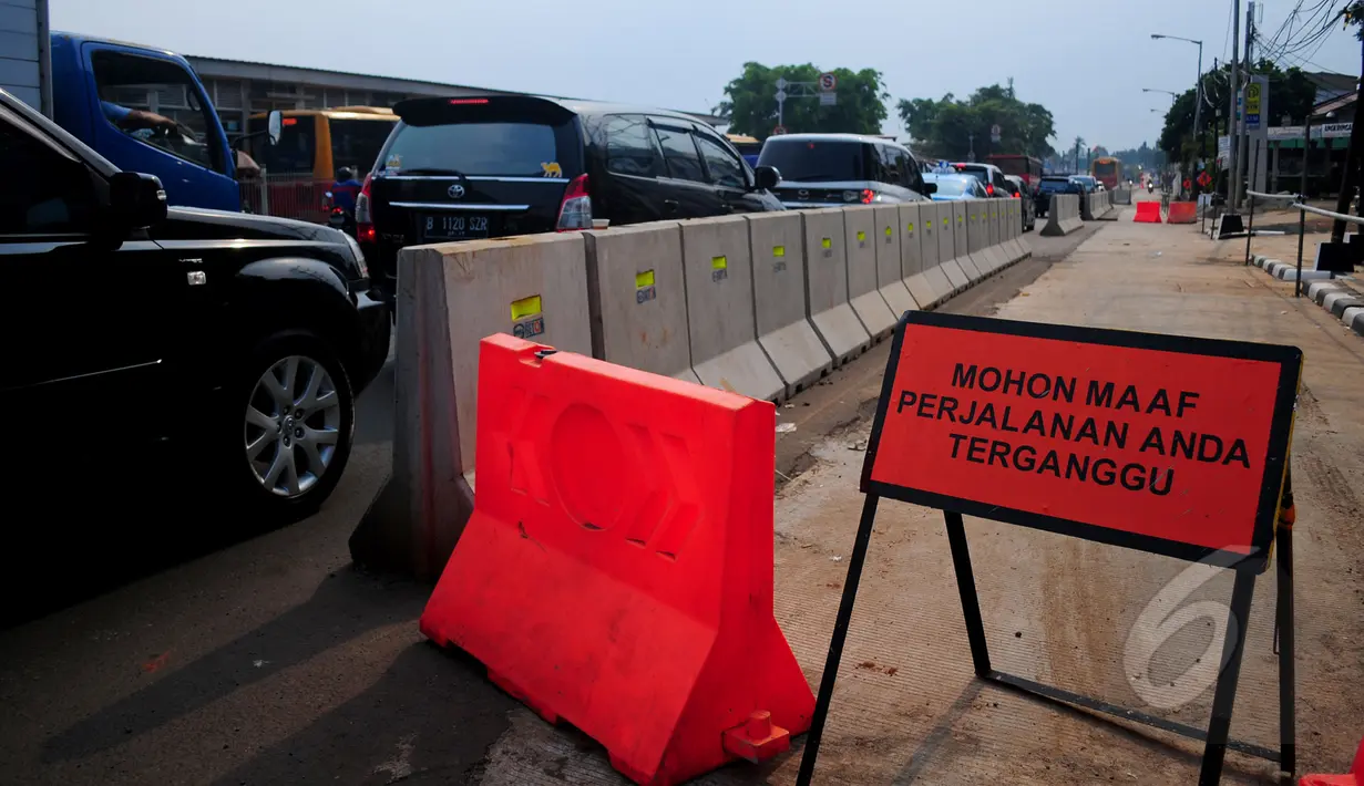 Marka jalan yang berisi tentang informasi pengerjaan proyek Mass Rapid Transit (MRT) di kawasan Lebak Bulus, Jakarta, Senin (23/3/2015). (Liputan6.com/Yoppy Renato) 
