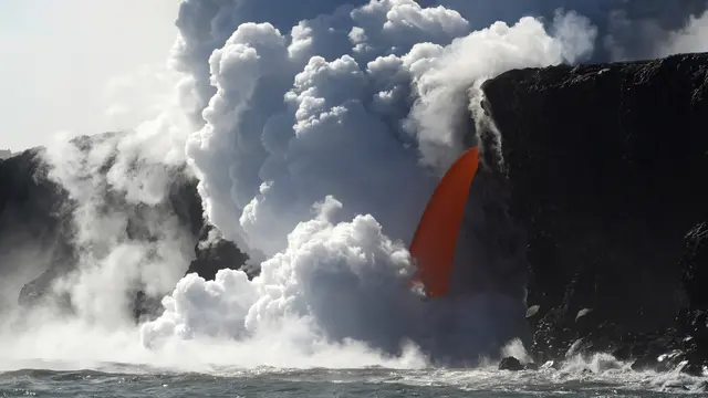 20170203- Ada Air Terjun Lava di Hawaii-AP Photo