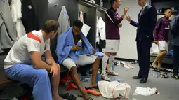 Presiden Asosiasi Sepakbola Inggris, Pangeran William (kedua dari kanan) berbincang akrab dengan bintang "The Three Lion", Frank Lampard di ruang ganti pemain di Stadion Wembley, London, (31/5/2014). (REUTERS/Michael Regan)