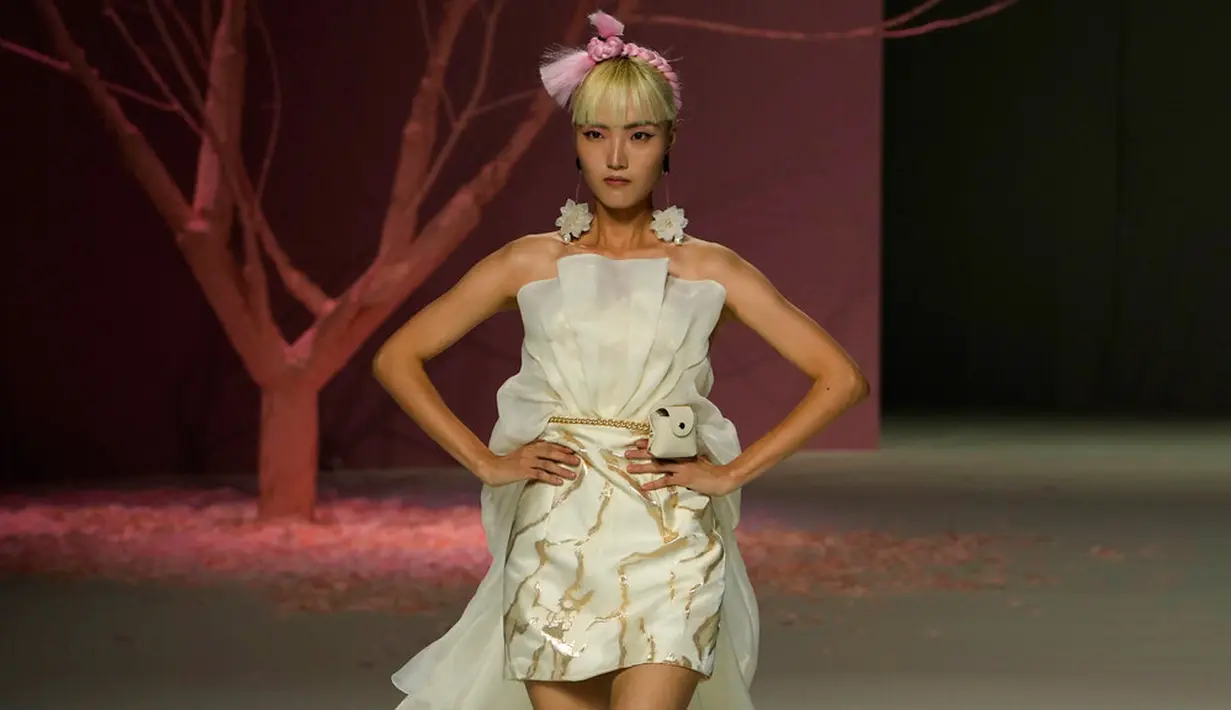 Seorang model mengikuti peragaan busana karya desainer Deng Zhaoping pada acara China Fashion Week di Beijing, China, 7 September 2022. (AP Photo/Ng Han Guan)