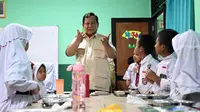 Presiden Prabowo Subianto kembali meninjau langsung pelaksanaan program makan bergizi gratis (MBG) di sekolah, Senin (10/2/2025). (Biro Pers Kepresidenan).