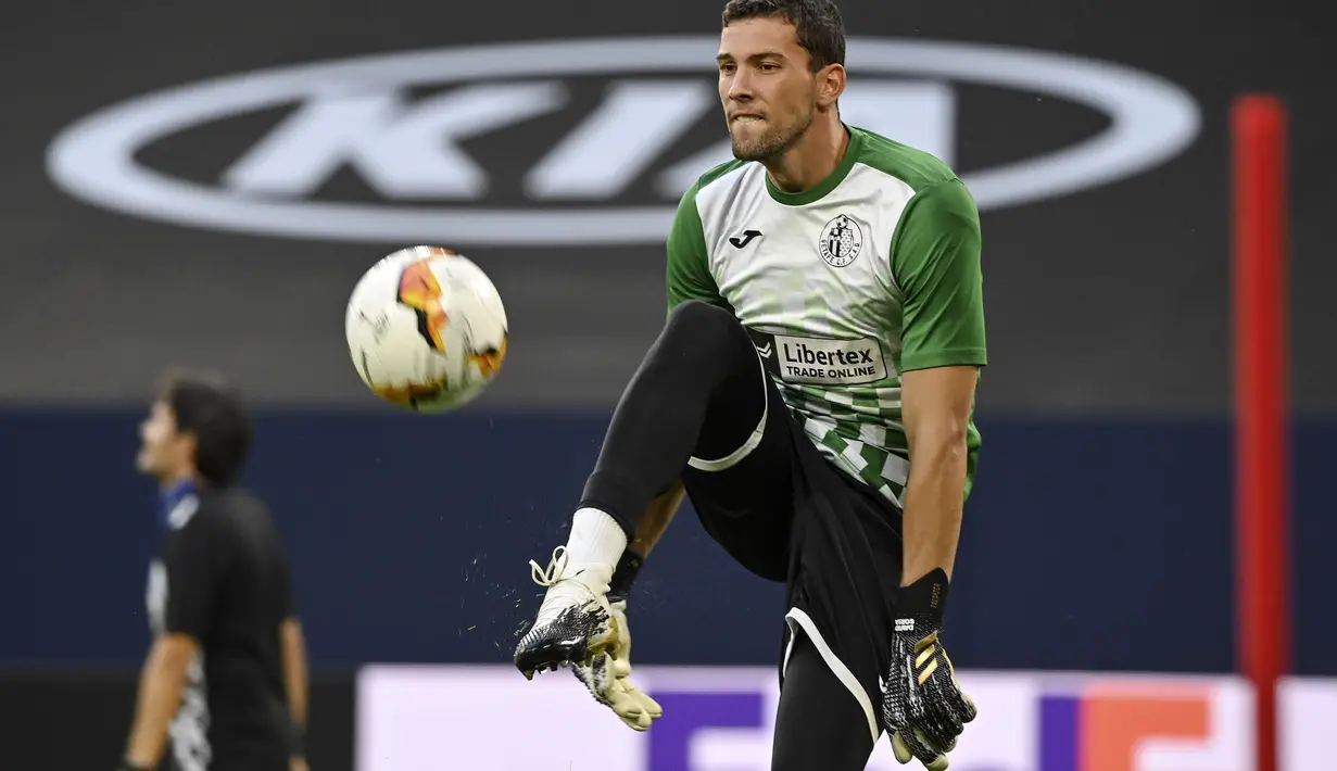 Kiper Getafe, David Soria menendang bola saat mengikuti sesi latihan tim di Veltins-Arena di Gelsenkirchen, Jerman, Selasa, (4/8/2020). Getafe akan bertanding melawan Inter Milan pada babak 16 besar Liga Europa di Veltins Arena. (Ina Fassbender/Pool via AP)