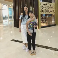 Jika diperhatikan, Azka ternyata punya wajah yang mirip dengan Kalina Ocktaranny. (Foto: instagram.com/kalinaocktaranny)