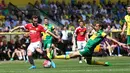 Pemain MU, Juan Mata, berusaha melakukan tembakan ke arah gawang Norwich City dalam lanjutan Premier League, di Stadion Carrow Road, Norwich, Sabtu (7/5/2016). (AFP/Justin Tallis))