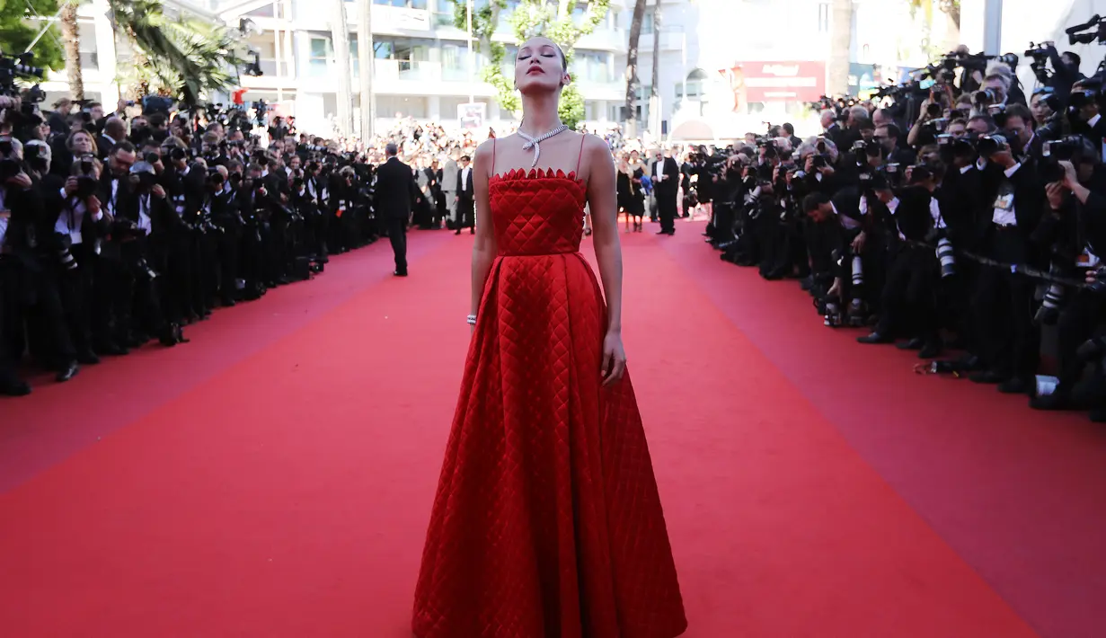 Model AS, Bella Hadid berpose saat tiba untuk menghadiri pemutaran film 'Okja' pada Festival Film Cannes ke-70 di Cannes, Prancis selatan. (AFP Photo/ Valery Hache)