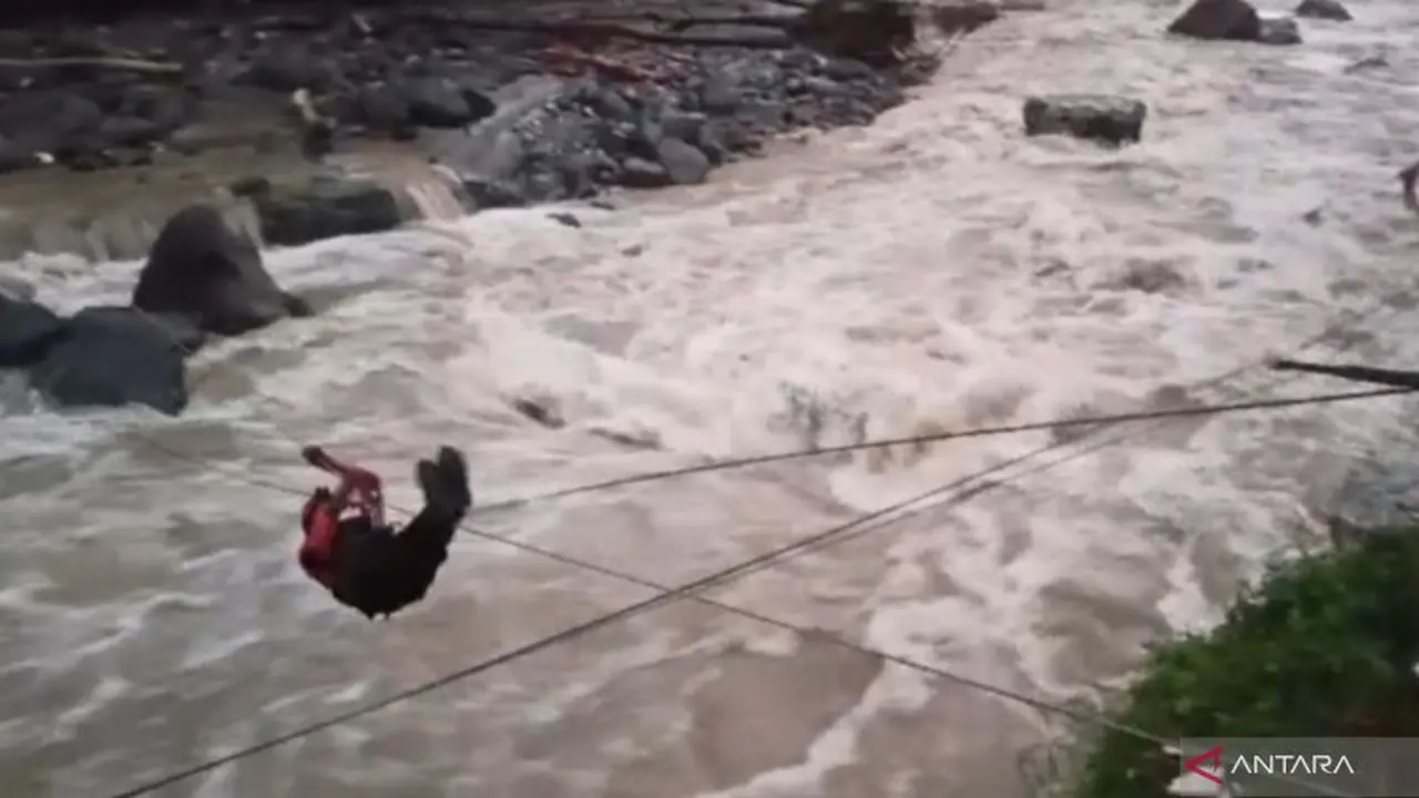 Tim SAR menyeberangi sungai pakai tali untuk selamatkan korban banjir