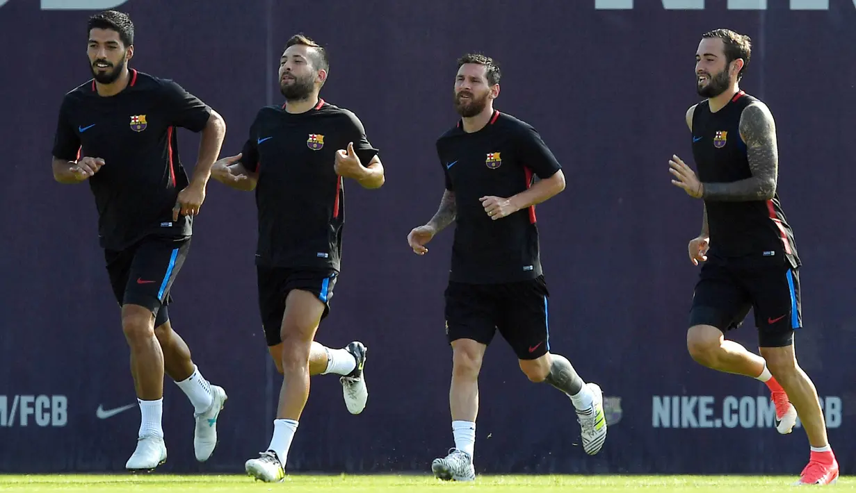 Pemain Barcelona, Luis Suarez, Jordi Alba, Lionel Messi dan Aleix Vidal, saat latihan di Joan Gamper, Barcelona, Senin (17/7/2017). La Blaugrana menggelar latihan untuk mempersiapkan skuad yang akan menjalani tur pramusim di AS. (AFP/Lluis Gene)