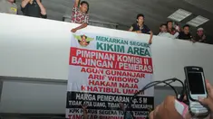 Seratusan warga Kikim Area, Provinsi Sumatera Selatan berunjuk rasa di Gedung Nusantara II, Jakarta, Senin (29/9/2014) (Liputan6.com/Herman Zakharia)