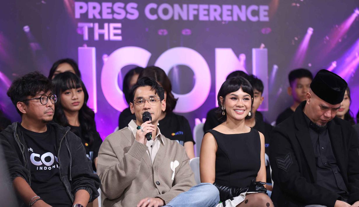 Untuk diketahui, program ini menerapkan sistem penilaian yang menggabungkan antara keputusan juri profesional dan dukungan publik. Tampak dalam foto, salah satu juri The Icon Indonesia, Afgan (kedua kiri) saat memberi keterangan terkait peluncuran ajang pencarian bakat The Icon Indonesia di SCTV Tower, Jakarta, Senin (6/4/2026). (Kapanlagi/Budy Santoso)