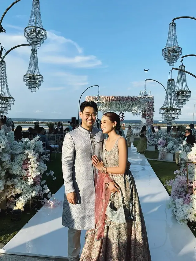 Gaya Duo Bestie Maudy Ayunda dan Putri Tanjung Dibalut Sari India saat Kondangan