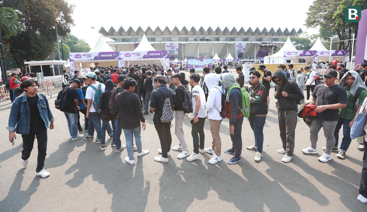Antusiasme penonton saat antre dengan rapih untuk menyaksikan AXIS Nation Cup 2023 yang berlangsung di Istora Senayan, Jakarta, Minggu (15/10/2023). (Bola.com/M Iqbal Ichsan)